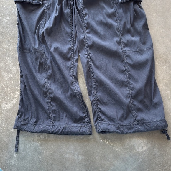 Lululemon Lightweight Adjustable Mid-Rise Cargo Pant - Picture 6 of 13